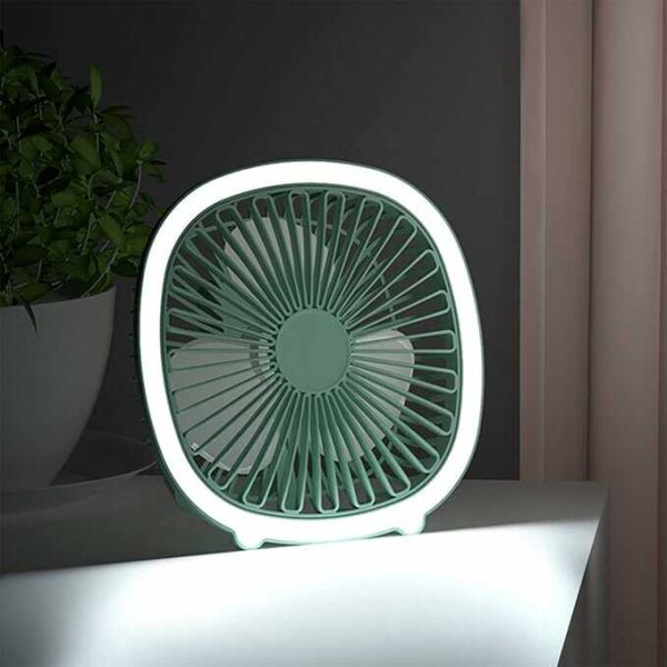 Hordozható Asztali Ventilátor F12 – Beépített Fénnyel és USB Töltéssel Ez a multifunkciós F12 modell egy kompakt és sokoldalú hordozható asztali ventilátor, amely beépített fénnyel is rendelkezik, így tökéletes társ a hűsítéshez és megvilágításhoz otthon, az irodában vagy a szabadban. Kettős Funkció, Bárhová Elhelyezhető A F12 ventilátor nem csupán asztali használatra alkalmas; függeszthető kialakításának köszönhetően könnyedén átalakítható mennyezeti ventilátorrá másodpercek alatt. Ez a kettős felhasználhatóság teszi rendkívül praktikussá: elhelyezhető hálóteremben, kempingezéskor, éjjeliszekrényen, vagy akár íróasztalon is, biztosítva a hűvös légáramot a helyiség minden sarkában. Hatékony Hűsítés és Hosszú Üzemidő A ventilátor háromfokozatú sebességszabályozással rendelkezik, így mindig az igényeihez igazítható: 1. fokozat: Enyhe, alváshoz ideális légáram. 2. fokozat: Természetes szél érzetét keltő fuvallat. 3. fokozat: Erős, hűsítő légáram a meleg ellen. Beépített, nagy kapacitású, 1200 mAh-s akkumulátorával mindössze 3 óra töltés után akár 5,5 órás vezeték nélküli üzemidőt biztosít. A három Vortex ventilátorlapát széles szögű légáramlást garantál, ami hatékony és stabil légmozgást eredményez, eloszlatva a levegőt a nagyobb területeken is. Beépített Világítás és Esztétikus Megjelenés Ez a modell nemcsak hűsít, hanem beépített fénnyel is rendelkezik, ami különösen hasznos éjszaka vagy kempingezéskor. A ventilátor gyűrűje körül elhelyezkedő világítás kellemes fényt biztosít. Megjelenése modern és esztétikus. A Csomag Tartalma: 1 db Hordozható Asztali Ventilátor F12 1 db USB töltőkábel