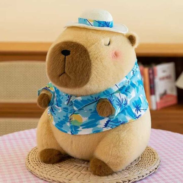 Barna capybara plüss kalapban és ruhában , 60 cm