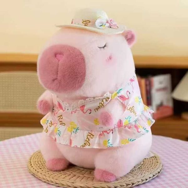 Rózsaszín capybara plüss kalapban és ruhában , 60 cm