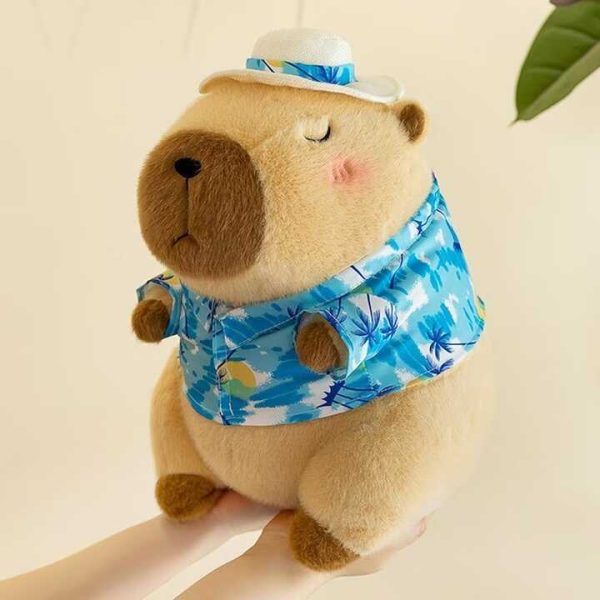 Barna capybara plüss kalapban és ruhában , 60 cm