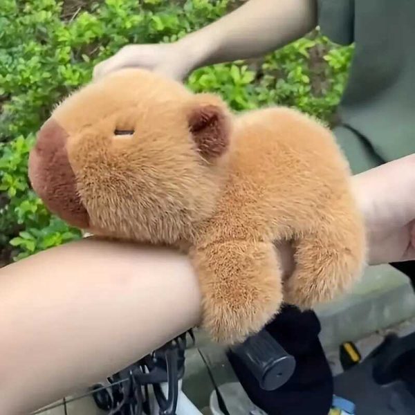 Capybara plüss -csúklóra tapasztható