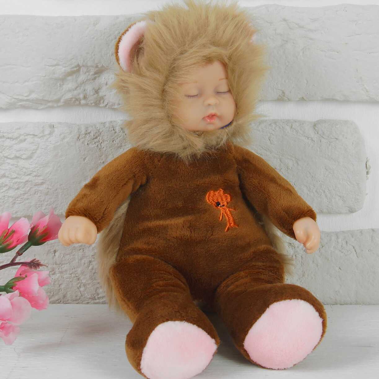Egy édes álomölelés a legkisebbeknek! Szeretnél gyermekednek egy igazi ölelgetős barátot ajándékozni, aki elkíséri az álmok világába? Ezek a bájos, puha plüss babák tökéletesek erre a célra! Aranyos, alvó arckifejezésük és pihe-puha anyaguk azonnal megnyugtatja a kicsiket, és biztonságérzetet ad nekik. Válaszd ki a gyermeked kedvenc színét, és hagyd, hogy ez a baba a legjobb barátja legyen az esti alvásoknál, vagy egyszerűen csak egy csendes délutáni öleléshez. Főbb jellemzők Pihe-puha plüss anyag: A baba teljes teste puha plüssből készült, ami kellemes tapintású és ideális az ölelgetéshez. Alvó baba design: A baba arckifejezése békésen alvó, ami a megnyugtató, gondoskodó szerepjátékot segíti. Választható színek: A baba piros, rózsaszín és barna színekben érhető el, így a gyermeked kedvencét választhatod. Kinek ajánljuk? Olyan szülőknek, akik egy puha és ölelhető alvó babát keresnek gyermeküknek. A legkisebbeknek, akik egy megnyugtató és biztonságos játszótársra vágynak. Ideális ajándék bármilyen alkalomra. Specifikációk Anyaga: puha plüss Színek: barna, piros, rózsaszín Méretek: 45-50 cm (becsült a képen látható arányok alapján) Csomag tartalma 1x pihe-puha plüss baba a kiválasztott színben