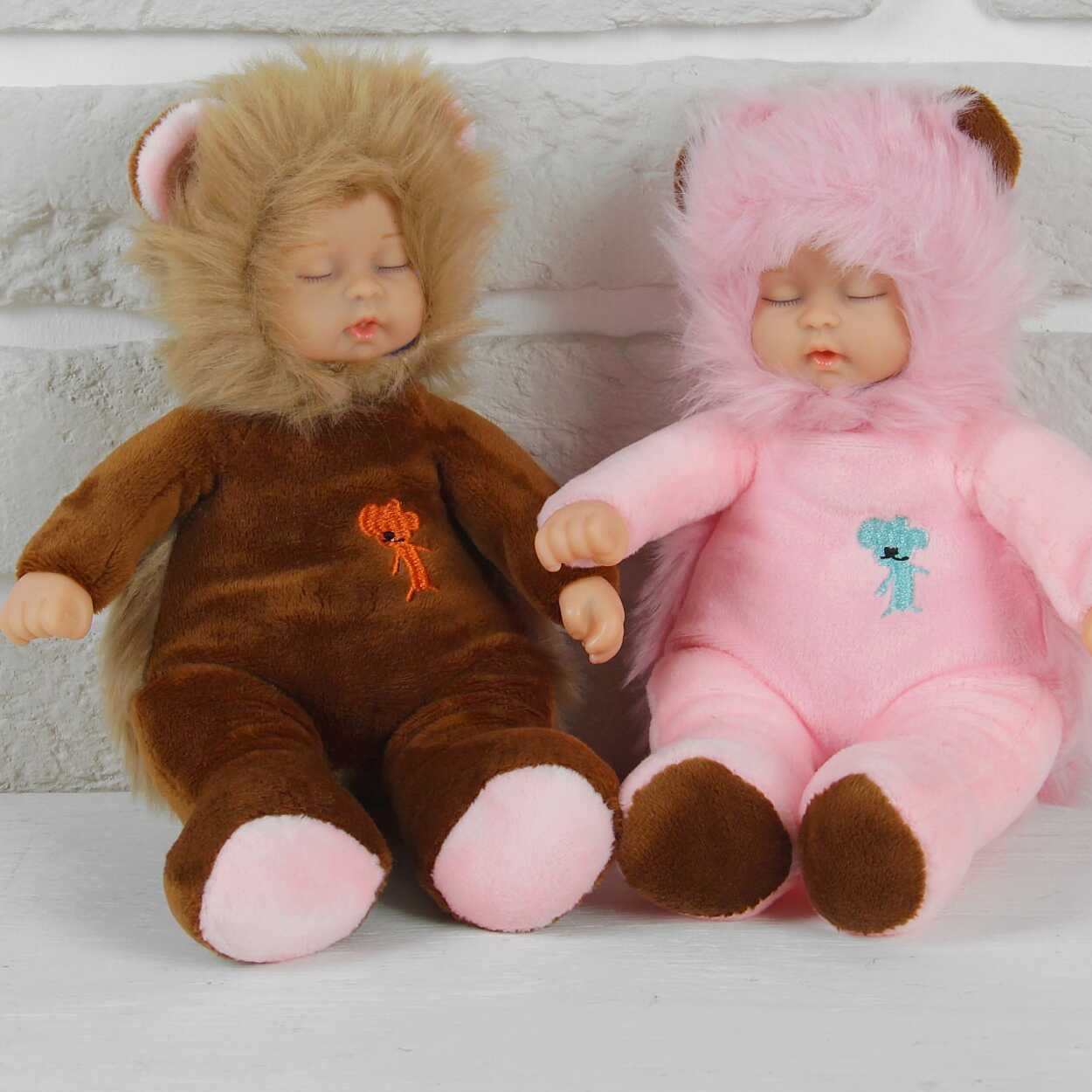 Egy édes álomölelés a legkisebbeknek! Szeretnél gyermekednek egy igazi ölelgetős barátot ajándékozni, aki elkíséri az álmok világába? Ezek a bájos, puha plüss babák tökéletesek erre a célra! Aranyos, alvó arckifejezésük és pihe-puha anyaguk azonnal megnyugtatja a kicsiket, és biztonságérzetet ad nekik. Válaszd ki a gyermeked kedvenc színét, és hagyd, hogy ez a baba a legjobb barátja legyen az esti alvásoknál, vagy egyszerűen csak egy csendes délutáni öleléshez. Főbb jellemzők Pihe-puha plüss anyag: A baba teljes teste puha plüssből készült, ami kellemes tapintású és ideális az ölelgetéshez. Alvó baba design: A baba arckifejezése békésen alvó, ami a megnyugtató, gondoskodó szerepjátékot segíti. Választható színek: A baba piros, rózsaszín és barna színekben érhető el, így a gyermeked kedvencét választhatod. Kinek ajánljuk? Olyan szülőknek, akik egy puha és ölelhető alvó babát keresnek gyermeküknek. A legkisebbeknek, akik egy megnyugtató és biztonságos játszótársra vágynak. Ideális ajándék bármilyen alkalomra. Specifikációk Anyaga: puha plüss Színek: barna, piros, rózsaszín Méretek: 45-50 cm (becsült a képen látható arányok alapján) Csomag tartalma 1x pihe-puha plüss baba a kiválasztott színben