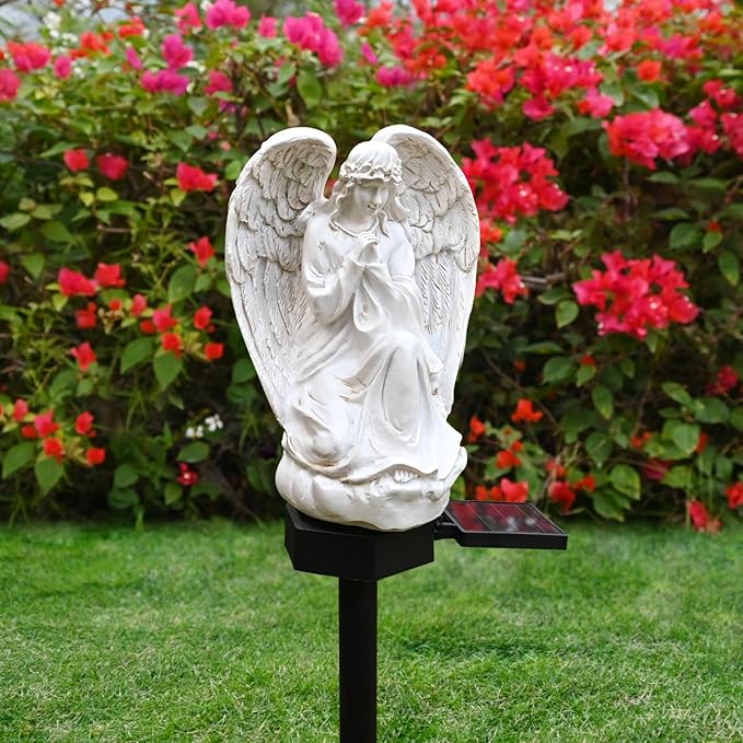 Napelemes Fiú Angyalszobor Leszúró Karóval – Meleg Fényű Kerti Dekoráció