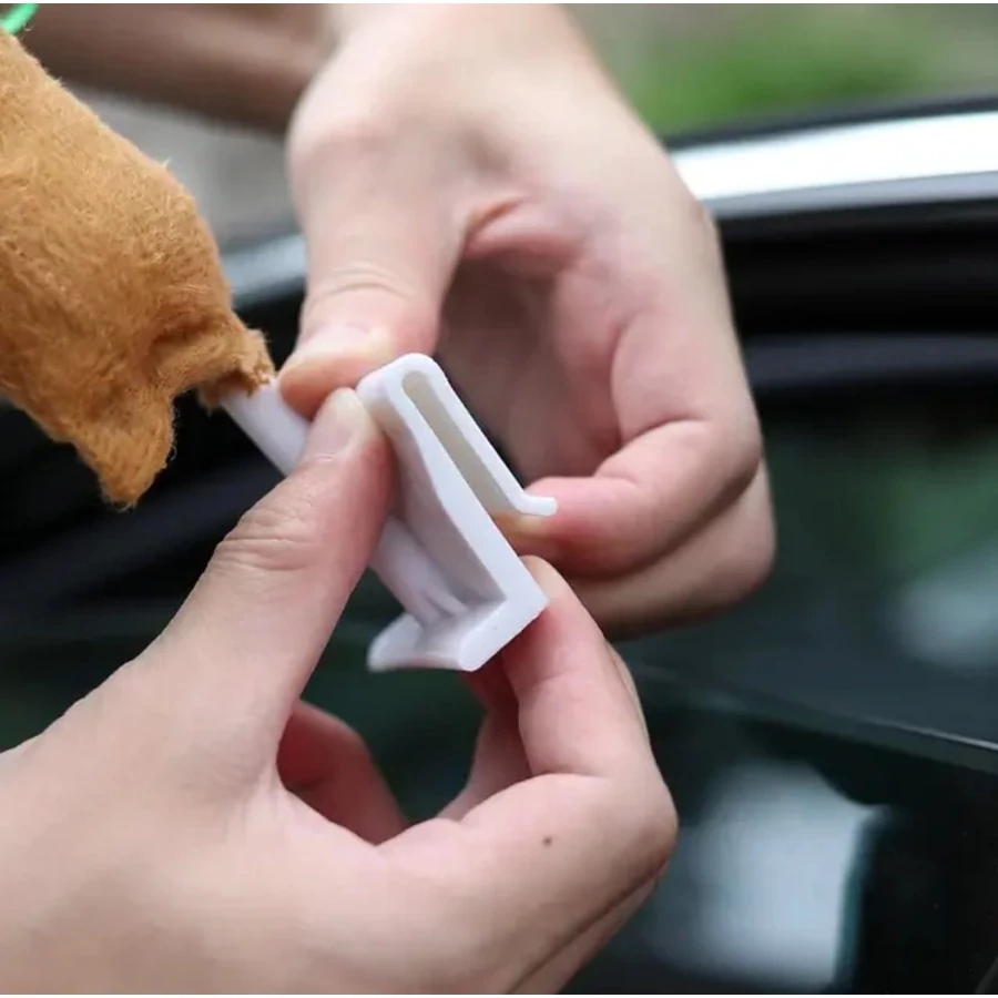 "Rénszarvas Autó Dísz – Ünnepi Dekoráció a Kerekes Szánhoz Varázsold autódat pillanatok alatt Mikulás szánjának legvidámabb rénszarvasává! Dobd fel a karácsonyi készülődést és az utakon töltött időt ezzel a bájos és egyszerűen felszerelhető rénszarvas szettel. Garantáltan mosolyt csal mindenki arcára, legyen szó bevásárlásról vagy ünnepi látogatásról. A Csomag Tartalma: 2 db Rénszarvas Agancs Dísz: Puha, barna plüss anyagból, színes (piros és zöld) szalagokkal és kis csengőkkel díszítve, amelyek finoman csilingelnek utazás közben, tovább fokozva az ünnepi hangulatot. 1 db Piros Orr: Nagyméretű, élénkpiros, puha textilborítású labda, amely autód hűtőrácsára rögzítve Rudolf, a vörös orrú rénszarvas orrát szimbolizálja. Főbb Jellemzők és Előnyök: Azonnali Ünnepi Hangulat: Változtasd át autód szempillantás alatt egy vidám, karácsonyi szánná. Egyszerű Felszerelés: Nincs szükség szerszámokra! Agancsok: A rögzítő fülek segítségével könnyedén beilleszthetőek az első vagy hátsó ablakok felső szélébe (az ablak felhúzásával stabilizálható). Orr: A hátoldalán lévő rugalmas rögzítő drót segítségével könnyen felhelyezhető az autó hűtőrácsára. Univerzális Méret: A legtöbb személygépkocsihoz, terepjáróhoz és furgonhoz használható (ellenőrizd a helyi közlekedési szabályokat a használat előtt!). Minőségi Anyagok: Tartós, puha plüss és textil anyagokból készült, strapabíró rögzítő elemekkel. Tökéletes Ajándék: Ideális meglepetés a karácsony szerelmeseinek, családoknak és a humoros dekorációkat kedvelőknek. Műszaki Adatok (tájékoztató jellegű): Anyag: Plüss (poliészter), textil, műanyag/drót rögzítők. Agancs Méret: Kb. 43 cm magasság Orr Átmérő: Kb. 13-15 cm Figyelem! Az agancsok felhelyezésekor ellenőrizze, hogy az ablakot biztonságosan be tudja zárni. Kérjük, tájékozódjon az adott ország és régió maximális ajánlott sebességkorlátozásairól a dekoráció használata mellett. Általánosan javasolt maximális sebesség a díszekkel: 90 km/h, de ez változhat. Tedd felejthetetlenné a téli utazásokat és oszd meg a karácsony szellemét mindenkivel!"