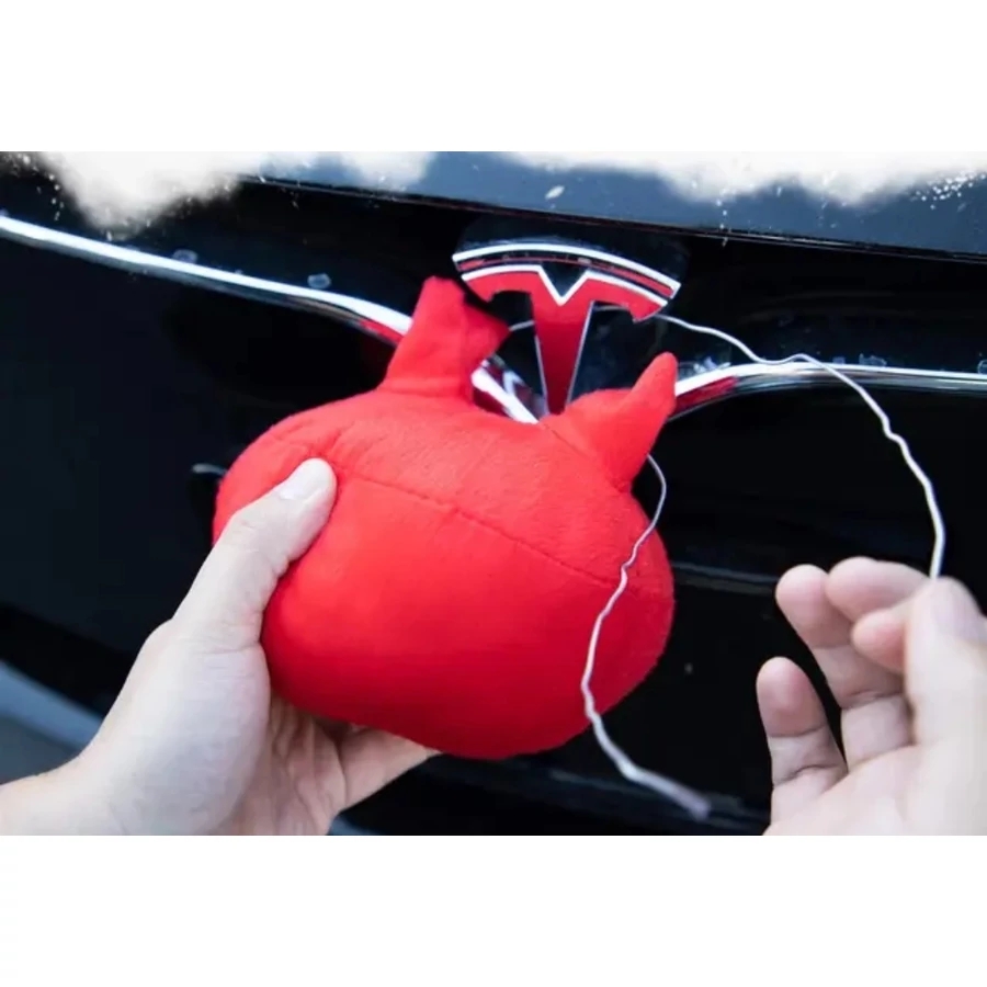 "Rénszarvas Autó Dísz – Ünnepi Dekoráció a Kerekes Szánhoz Varázsold autódat pillanatok alatt Mikulás szánjának legvidámabb rénszarvasává! Dobd fel a karácsonyi készülődést és az utakon töltött időt ezzel a bájos és egyszerűen felszerelhető rénszarvas szettel. Garantáltan mosolyt csal mindenki arcára, legyen szó bevásárlásról vagy ünnepi látogatásról. A Csomag Tartalma: 2 db Rénszarvas Agancs Dísz: Puha, barna plüss anyagból, színes (piros és zöld) szalagokkal és kis csengőkkel díszítve, amelyek finoman csilingelnek utazás közben, tovább fokozva az ünnepi hangulatot. 1 db Piros Orr: Nagyméretű, élénkpiros, puha textilborítású labda, amely autód hűtőrácsára rögzítve Rudolf, a vörös orrú rénszarvas orrát szimbolizálja. Főbb Jellemzők és Előnyök: Azonnali Ünnepi Hangulat: Változtasd át autód szempillantás alatt egy vidám, karácsonyi szánná. Egyszerű Felszerelés: Nincs szükség szerszámokra! Agancsok: A rögzítő fülek segítségével könnyedén beilleszthetőek az első vagy hátsó ablakok felső szélébe (az ablak felhúzásával stabilizálható). Orr: A hátoldalán lévő rugalmas rögzítő drót segítségével könnyen felhelyezhető az autó hűtőrácsára. Univerzális Méret: A legtöbb személygépkocsihoz, terepjáróhoz és furgonhoz használható (ellenőrizd a helyi közlekedési szabályokat a használat előtt!). Minőségi Anyagok: Tartós, puha plüss és textil anyagokból készült, strapabíró rögzítő elemekkel. Tökéletes Ajándék: Ideális meglepetés a karácsony szerelmeseinek, családoknak és a humoros dekorációkat kedvelőknek. Műszaki Adatok (tájékoztató jellegű): Anyag: Plüss (poliészter), textil, műanyag/drót rögzítők. Agancs Méret: Kb. 43 cm magasság Orr Átmérő: Kb. 13-15 cm Figyelem! Az agancsok felhelyezésekor ellenőrizze, hogy az ablakot biztonságosan be tudja zárni. Kérjük, tájékozódjon az adott ország és régió maximális ajánlott sebességkorlátozásairól a dekoráció használata mellett. Általánosan javasolt maximális sebesség a díszekkel: 90 km/h, de ez változhat. Tedd felejthetetlenné a téli utazásokat és oszd meg a karácsony szellemét mindenkivel!"