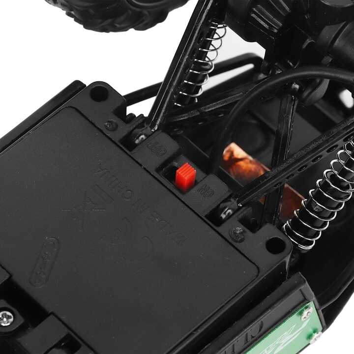 360 fokban forgatható távirányítós játékautó