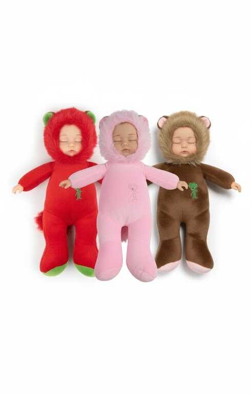 Egy édes álomölelés a legkisebbeknek! Szeretnél gyermekednek egy igazi ölelgetős barátot ajándékozni, aki elkíséri az álmok világába? Ezek a bájos, puha plüss babák tökéletesek erre a célra! Aranyos, alvó arckifejezésük és pihe-puha anyaguk azonnal megnyugtatja a kicsiket, és biztonságérzetet ad nekik. Válaszd ki a gyermeked kedvenc színét, és hagyd, hogy ez a baba a legjobb barátja legyen az esti alvásoknál, vagy egyszerűen csak egy csendes délutáni öleléshez. Főbb jellemzők Pihe-puha plüss anyag: A baba teljes teste puha plüssből készült, ami kellemes tapintású és ideális az ölelgetéshez. Alvó baba design: A baba arckifejezése békésen alvó, ami a megnyugtató, gondoskodó szerepjátékot segíti. Választható színek: A baba piros, rózsaszín és barna színekben érhető el, így a gyermeked kedvencét választhatod. Kinek ajánljuk? Olyan szülőknek, akik egy puha és ölelhető alvó babát keresnek gyermeküknek. A legkisebbeknek, akik egy megnyugtató és biztonságos játszótársra vágynak. Ideális ajándék bármilyen alkalomra. Specifikációk Anyaga: puha plüss Színek: barna, piros, rózsaszín Méretek: 45-50 cm (becsült a képen látható arányok alapján) Csomag tartalma 1x pihe-puha plüss baba a kiválasztott színben