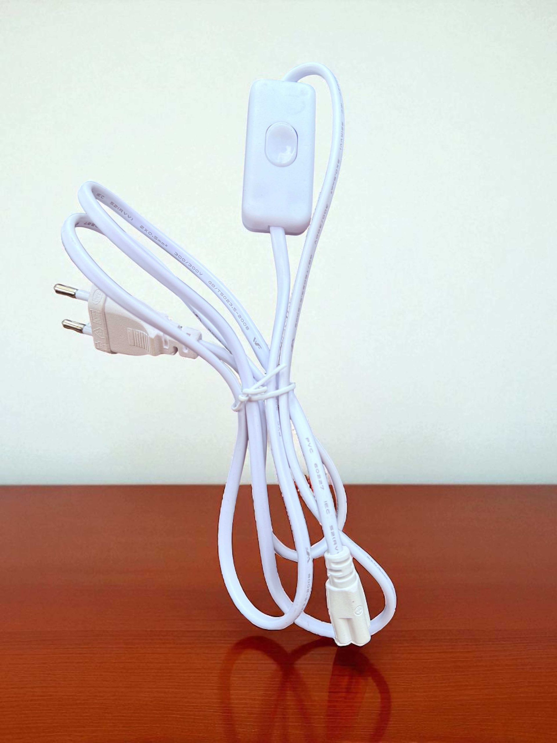 Hálózati Kábel Kapcsolóval és Csatlakozóval LEd lámpákhoz - 1,5 Méteres, IEC C7/C8 Csatlakozóval