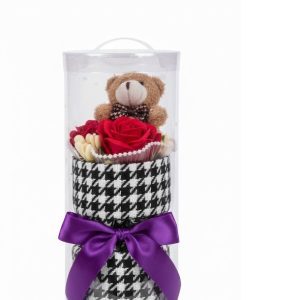 Macis csokor rózsával elegáns csomagolásban , 25 cm