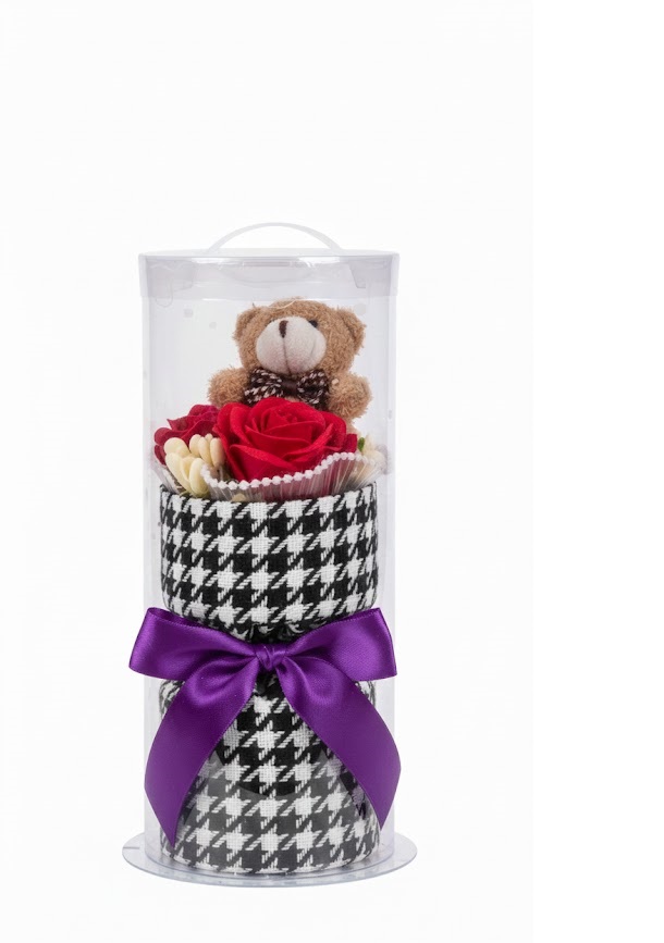 Macis csokor rózsával elegáns csomagolásban , 25 cm