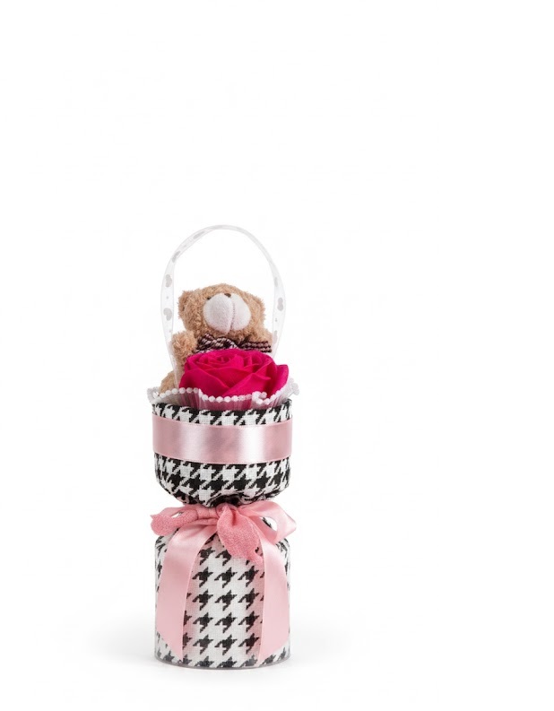 Macis csokor rózsával elegáns csomagolásban , 25 cm