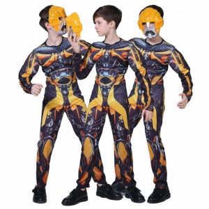 "Bumblebee Ürdongó Transformers jelmez fiúknak Ez a Transformers Ürdongó jelmez tökéletes választás minden kisfiú számára, aki odavan a Transformers univerzumért! A jelmez egy sárga-fekete overállból és egy hozzá illő maszkból áll. Az overálon Ürdongó robot formája látható, részletesen kidolgozott mellkasi résszel és izmos karokkal. A maszk Ürdongó arcát formázza, így a kicsik igazi Autobot harcosnak érezhetik magukat. Jellemzők: Sárga-fekete overál Ürdongó robot formájával Részletesen kidolgozott mellkas és karok Ürdongó maszk Kényelmes viselet Ajánlott: Gyerekeknek Transformers rajongóknak Farsangi bulikra Halloweenre Jelmezbálokra Születésnapi zsúrokra Játékra A termék több méretben elérhető a kiválasztott méretet mindig a termék nevében találja. "